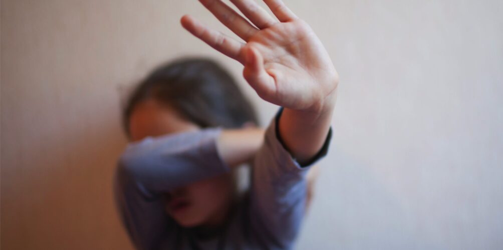 آباء ضحايا الاعتداءات الجنسية.. أخصائية تؤكد على أهمية الدعم النفسي للأطفال