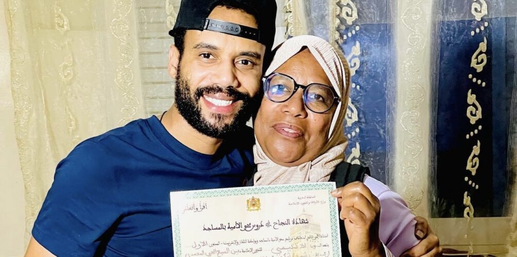 بعد ديزي دروس.. طاليس يعلن نجاح والدته في دروس محو الأمية (صور)