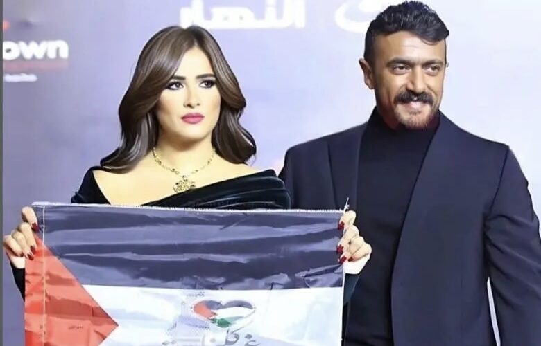 تضامنا مع غزة.. ياسمين عبد العزيز تحمل علم فلسطين في حفل جوائز الأفضل