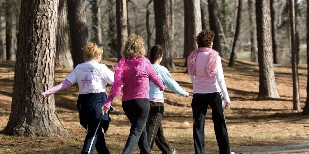 المشي.. ممارسة بسيطة للتقليل من خطر الإصابة بسرطان الثدي