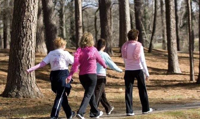 المشي.. ممارسة بسيطة للتقليل من خطر الإصابة بسرطان الثدي