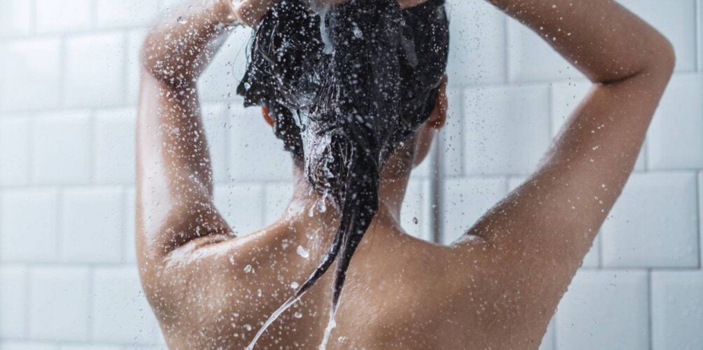 لحماية البشرة من الشوائب.. خبراء يحددون مدة الاستحمام المثالية