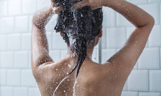 لحماية البشرة من الشوائب.. خبراء يحددون مدة الاستحمام المثالية