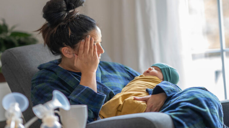 يمكن أن يسبب مشاكل في النمو لدى الطفل.. ما هو اكتئاب ما بعد الولادة؟