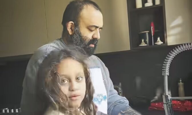 كيغسل معاها المواعن.. البيغ ينشر فيديو عفوي يجمعه بابنته